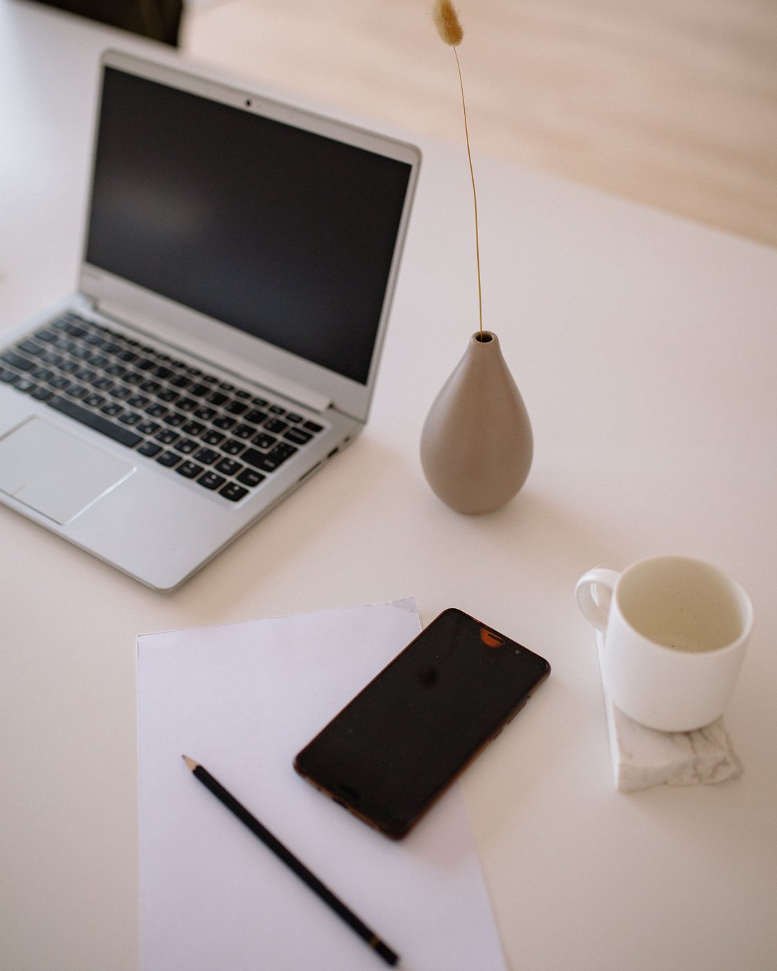 Arbeitsplatz mit Laptop und Notizbuch