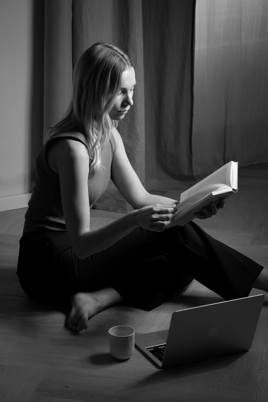 Maria liest ein Buch