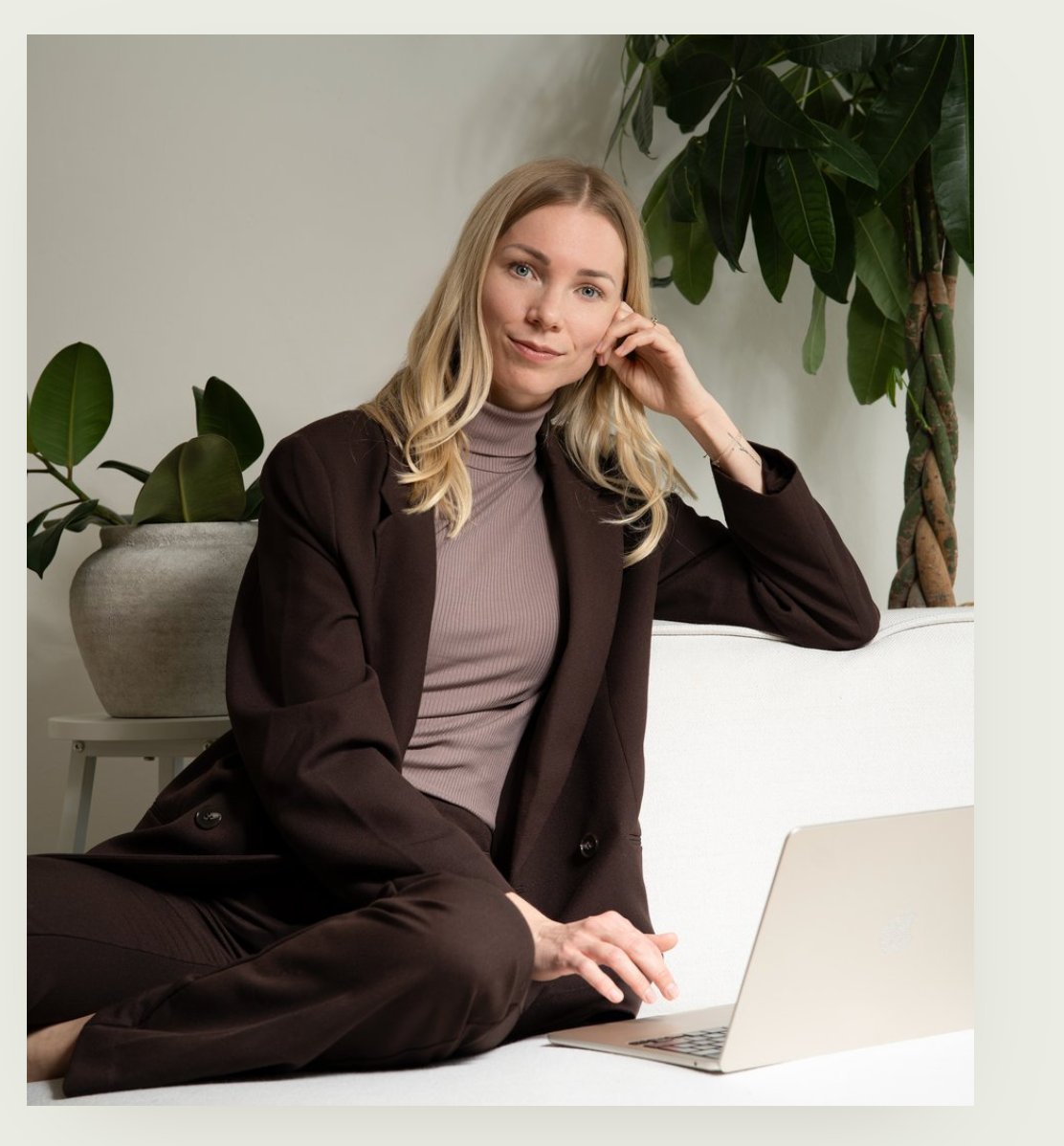 Maria auf dem Sofa mit Laptop